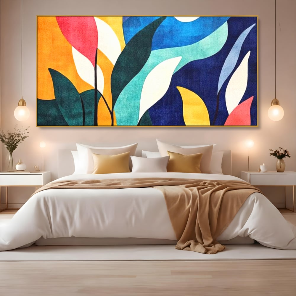 Tablou canvas cu tablou canvas cu frunze stilizate si luna, in rama de aluminiu auriu, pe perete intr-un dormitor